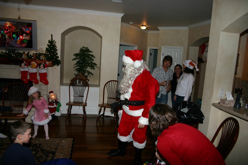 Best-of-Katie/800x600_2006-12-24-Christmas-Eve-30-Santa-Dax-Kyla-Justin-Katie-Suzi-Heather.JPG