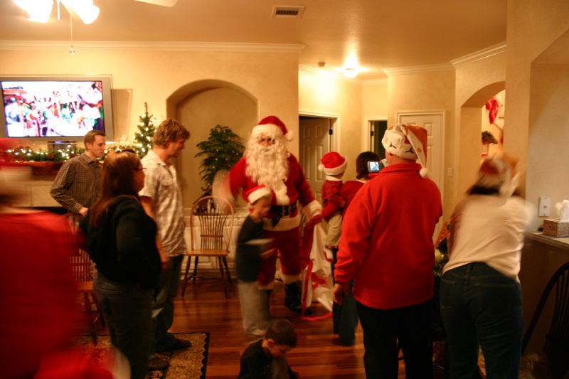 Best-of-Katie/800x600_2006-12-24-Christmas-Eve-80-Santa-Justin-Katie-Justin-Chance-Dax-Ian-Heather-Jim-Suzi.JPG