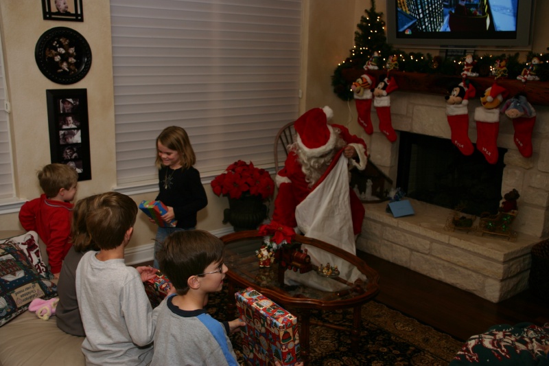 2007-12-24-Christmas-Eve-09-Santa-Katie-Ian-Chance-Dax.JPG