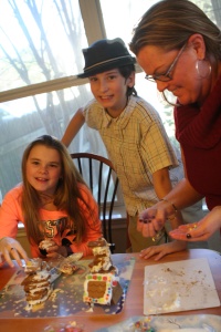 2012-12-25-Christmas-Day-08-gingerbread-house-Katie-Dax-Kyla.JPG