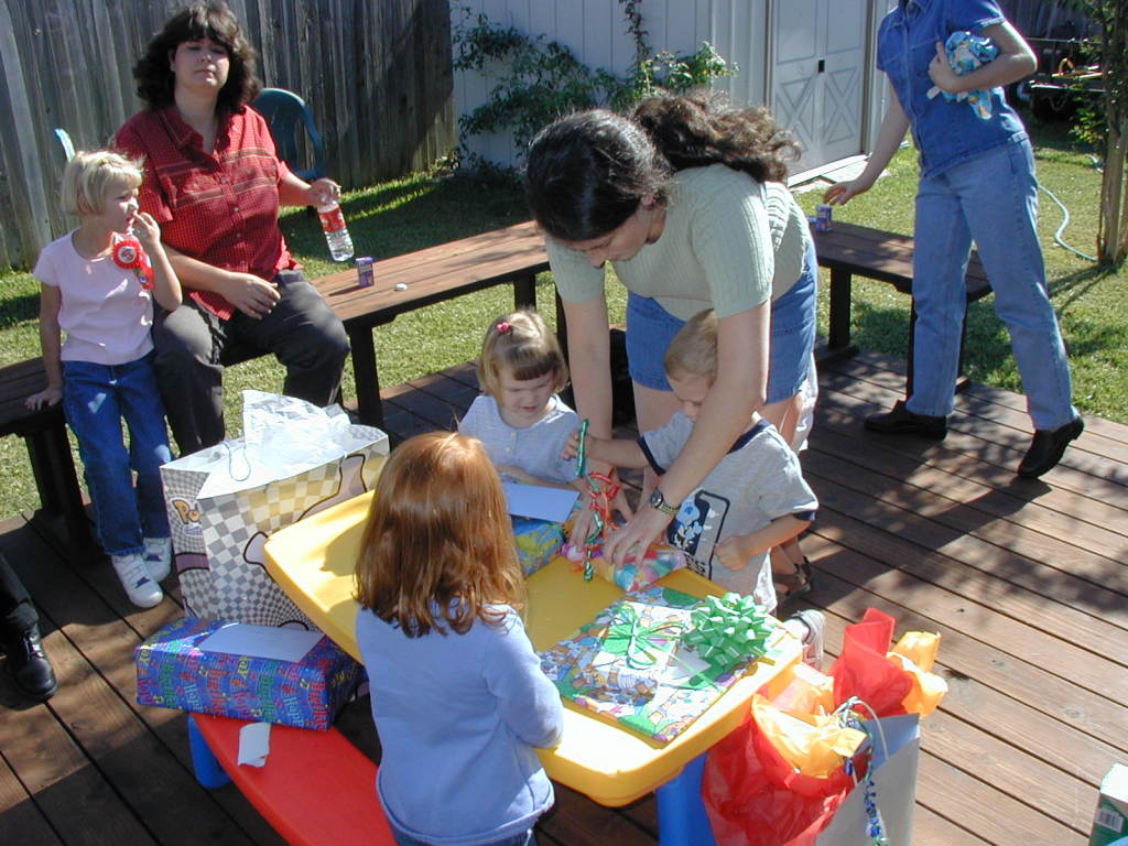 Kim/1024x768_2001-10-07-Chance-Bday-21-Megan-Kim-Emily-Suzi-Chance-Tara.JPG
