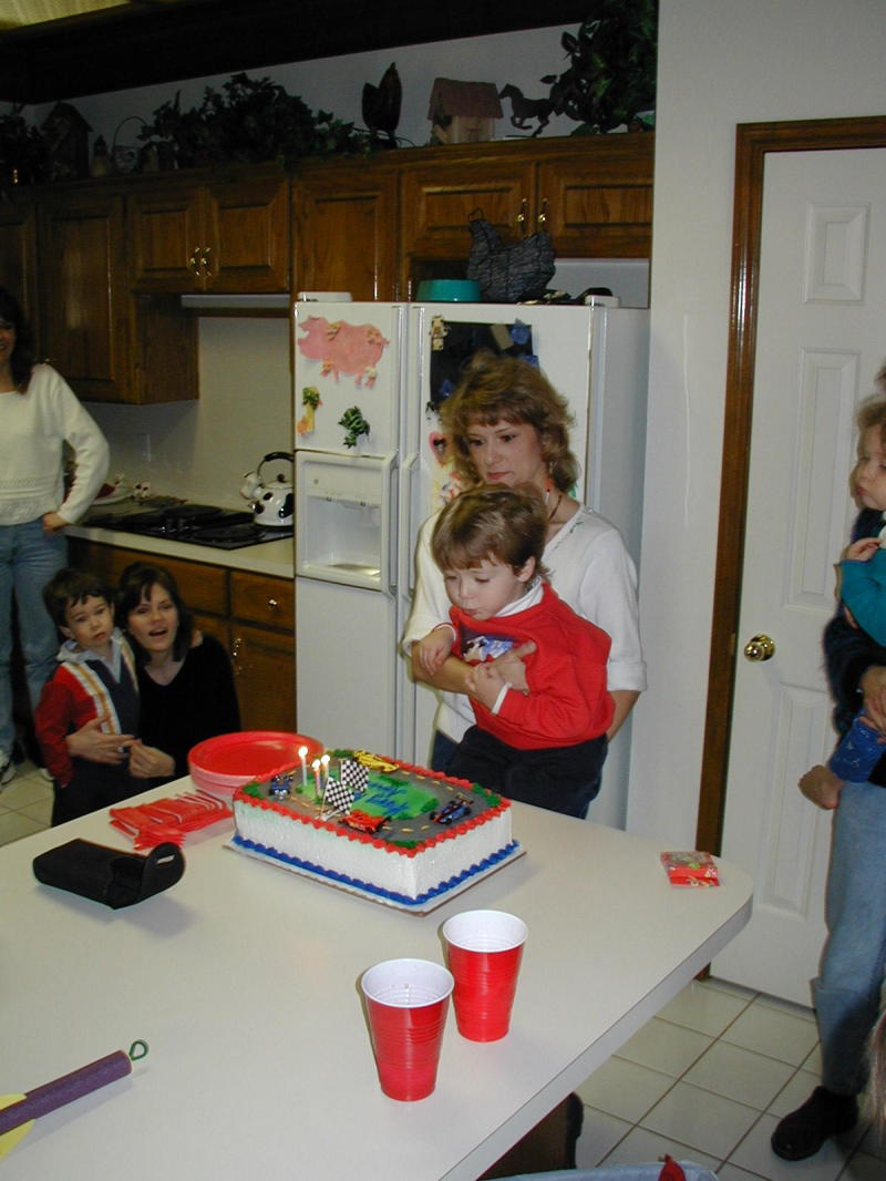 Kim/800x600_2000-12-02-Aaron-Bday-05-Kitchen-Kim-Aaron-cake.jpg